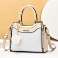 Sac à main bicolore en cuir PU tressé avec poignées dorées et pompon blanc - Blanc Cassé