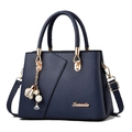 Borsa a mano blu navy con trama litchi, ciondolo a fiore e logo metallico raffinato - Blu scuro