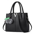Schwarze Handtasche aus Leder mit Lychee-Muster, V-Logo aus Metall und Anhänger - Schwarz