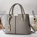 Sac à main gris en cuir grainé avec finitions dorées et bandoulière réglable - Gris Clair (Avec Crochet en Fil)