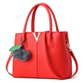 Rote Handtasche aus Leder mit Litschimaserung, goldenem V-Logo und grauem Plüsch-Anhänger - Rot