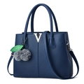 Dunkelblaue Handtasche mit Litschistruktur, goldenem V-Logo und dekorativem Fellanhänger - Dunkelblau