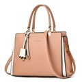 Elegante bolso de mano rosa palo con detalles de cuero blanco y colgante de borla - Rosa