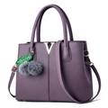 Lila Handtasche mit Leder-Litschi-Muster, goldenem V-Logo und Plüschanhänger - Lila