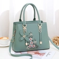 Elegante bohnen-grüne Handtasche mit Blumenstickerei und Schmetterlingsanhänger - Grün