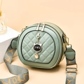 Petit sac rond vert clair matelassé avec bandoulière large et accents dorés élégants - Vert