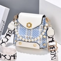 Borsa a tracolla quadrata in tweed blu e bianco con manico di perle e tracolla larga - Blu