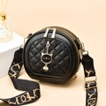 Sac bandoulière rond noir matelassé avec pendentif chat et large sangle à motifs - Noir