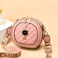 Sac bandoulière rond rose matelassé avec pendentif chat et large bandoulière à motifs - Rose