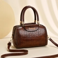 Borsa Boston retrò marrone con trama a coccodrillo e dettagli in metallo oro - Caramello (Grande)
