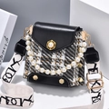 Borsa a tracolla in tweed bianco e nero con catena di perle e ampia tracolla in tessuto - Nero