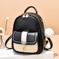 Mini sac à dos bicolore noir et beige avec poche matelassée et pompon blanc - Noir