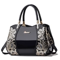 Elegante zwarte laksleren Boston tas met bloemenborduursel en goudkleurige hardware - Zwart