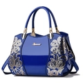 Donkerblauwe laklederen Boston tas met gouden bloemenborduursels en ronde handvaten - Blauw