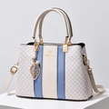 Elegante bolso de mano con monograma en bloque de color y colgante de hoja - Azul claro