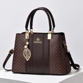 Bolso de mano para mujer en marrón oscuro con estampado de monograma y dije de perla - café