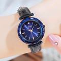 Montre quartz pour femme avec cadran bleu marine et bracelet en cuir noir au poignet - Bleu Éblouissant