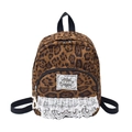 Mochila vintage con estampado de leopardo, encaje blanco y colgante de corazón perla - Marrón