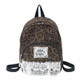 Mochila infantil con estampado de leopardo, bordes de encaje blanco y correas negras - Verde