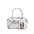 Silberne Henkeltasche in Metallic-Optik mit Riss-Textur und dekorativem Anhänger-Detail - Silber