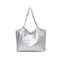Zilveren metallic tote tas met litchi-textuur en kettingriem op een witte achtergrond - Zilver