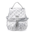 Schicker silberner Rucksack aus gestepptem Lackleder mit Kettenriemen und Taschen - Silber