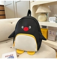 Sac à dos pingouin mignon noir avec nez rouge et pattes jaunes posé sur un canapé beige - Moyen / Sac Seul / Noir
