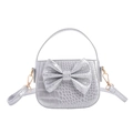 Silberne Kinderhandtasche mit Krokodilprägung und großem dekorativem Schleifendetail - Silber