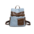 Mochila retro de mezclilla azul claro con parches de cuero marrón y hebilla metálica - Azul