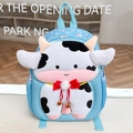 Dettaglio dello zaino a mucca celeste per bambini con texture soffice e campanelli - Mucca