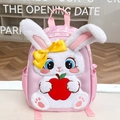 Dettaglio dello zaino rosa per bambini con coniglio in peluche 3D e mela rossa - Coniglio