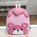 Détail de la tête d'ours en 3D sur le sac à dos rose pour enfants avec pompon décoratif - Rose