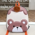 Détail du sac à dos rigide ours pour enfants avec sangles oranges et pompon peluche - Marron