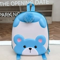 Détail du sac à dos ours 3D bleu en EVA pour enfant avec pompon pelucheux et poignée haute - Bleu