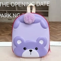 Détail du sac à dos enfant ours 3D violet avec pompon en peluche et bretelles beige - Violet