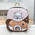 Vista dettagliata dello zaino 3D rigido per bambini con simpatico orso sottomarino - Marrone