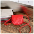Detail van de rode gewatteerde crossbodytas met halfronde flap en lederen riem - Rood