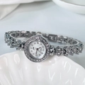 Gros plan d'une montre bracelet à quartz argentée avec strass et cadran en nacre - Cadran Blanc Argenté