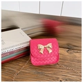 Détail d'un mini sac tissé rose vif avec un grand nœud doré et une bandoulière en chaîne - Rose rosé