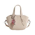 Bolso de mano color crema con colgantes de corazón y llave y correa ajustable - Blanco Crema con Colgante