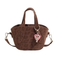 Bolso tote marrón con estampado de leopardo, textura de ante y colgante de corazón - Café Con Amuletos