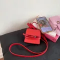 Detalle del mini bolso bandolera rojo con hebilla plateada y cuero sintético minimalista - Rojo