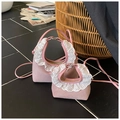 Detailansicht der rosa Kinder-Wildledertasche mit weißem Spitzenbesatz und Schultergurt - Groß / Rosa