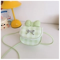 Dettaglio della mini borsa a tracolla a quadretti verde chiaro con pizzo e fiocco - Verde
