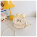 Dettaglio borsa a tracolla bimbi a quadri gialli con bordo in pizzo e fiocco decorativo - Giallo