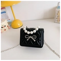 Mini bolso bandolera acolchado negro con asa de perlas y adorno de lazo plateado - Negro
