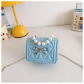 Mini bolso bandolera acolchado azul claro con asa de perlas y lazo plateado - Azul