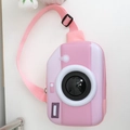 Nahaufnahme der rosa Kinder-Brusttasche im Kameradesign mit verstellbarem Gurt und Linse - Rosa