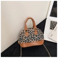 Dettaglio mini borsa a conchiglia leopardata con catena dorata e finiture in pelle - Marrone