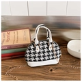 Dettaglio mini borsa pied-de-poule con manico in pelle bianca e catena dorata - Bianco